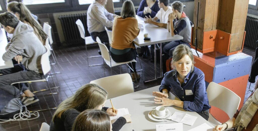 Susan Rößner mit einer Schülergruppe